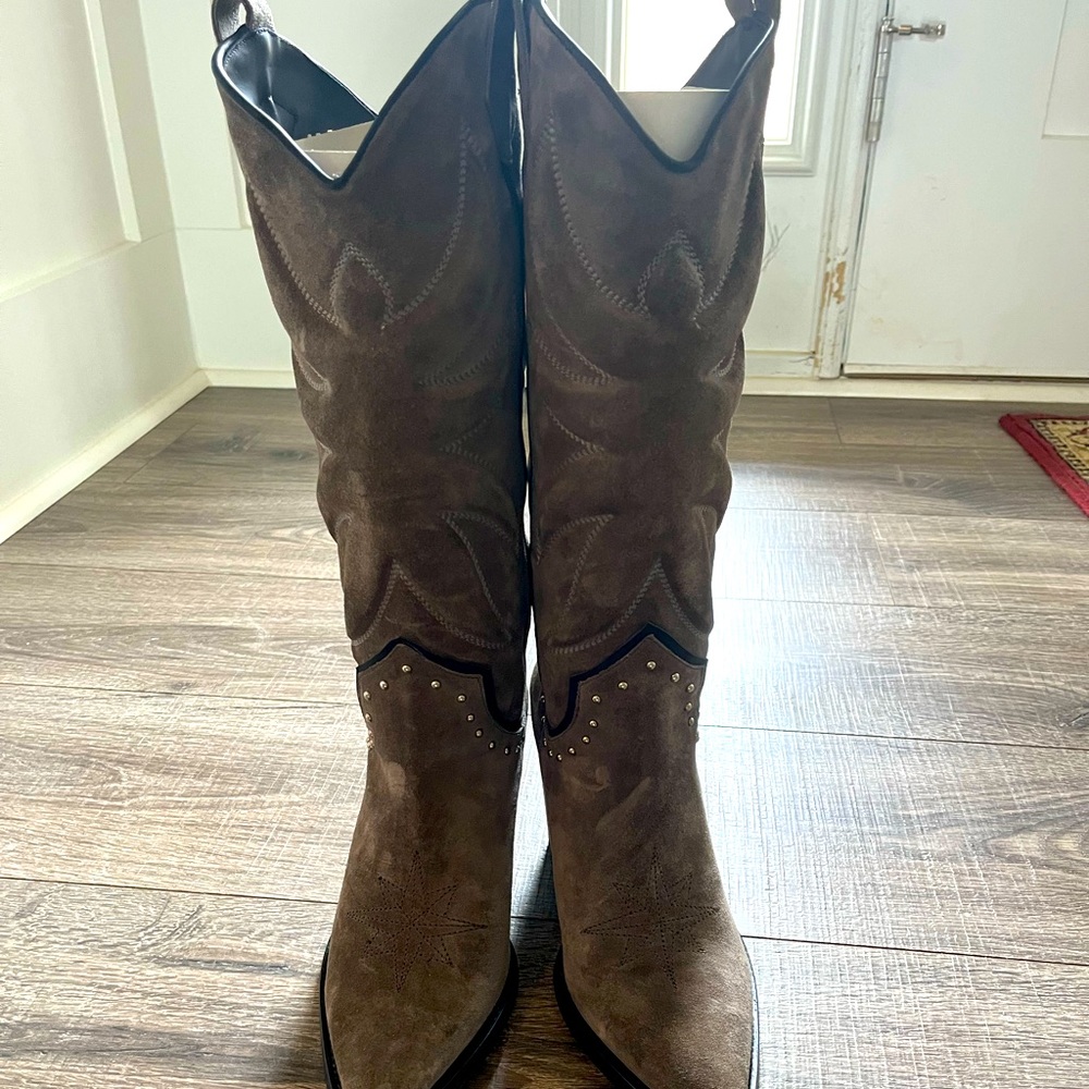 Beautiful Italian Boots for sale. I bought and they are too small on my calves.